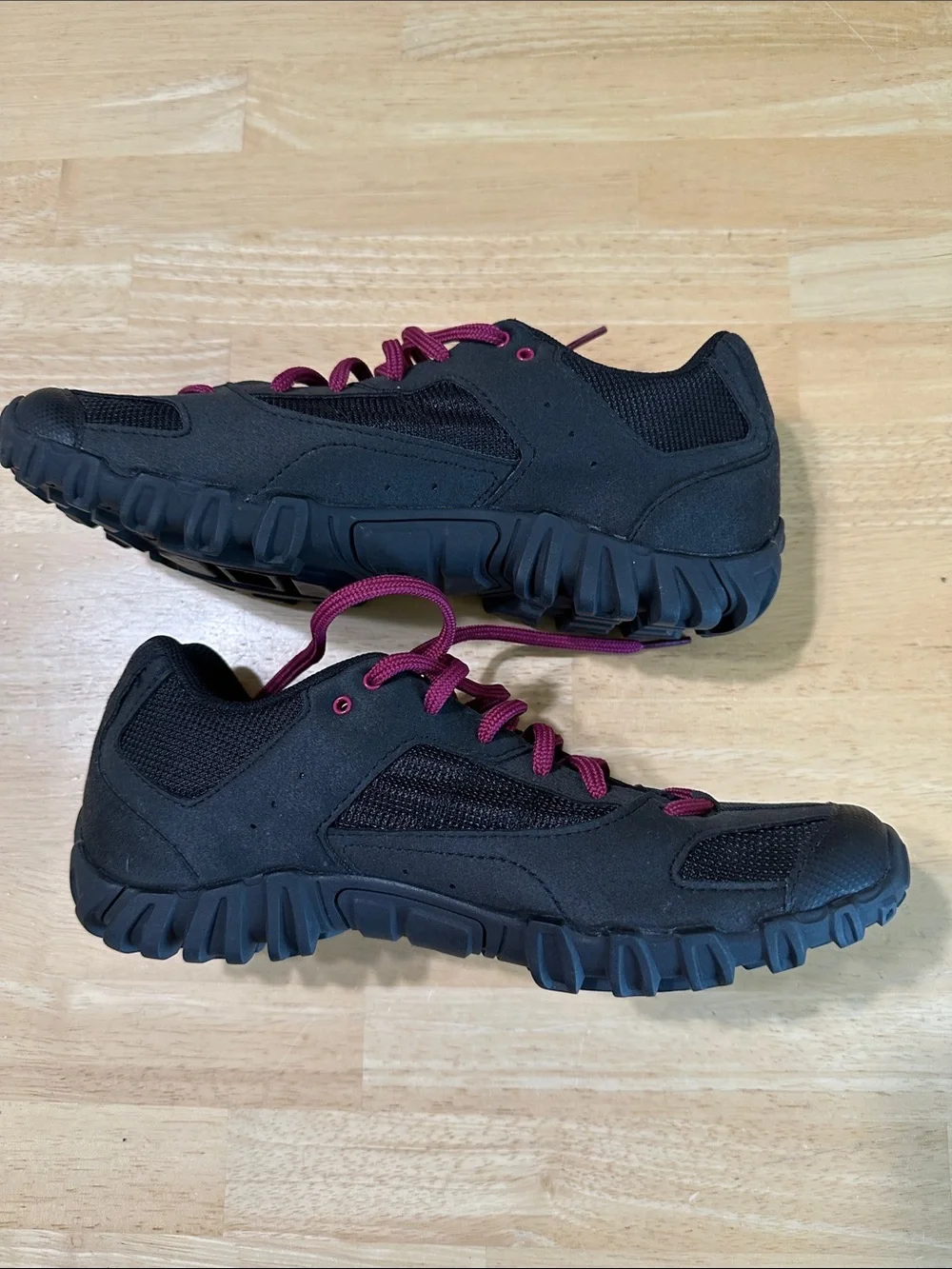 Giro Junction Women's Black Sneakers with Magenta Laces, size 8.5
